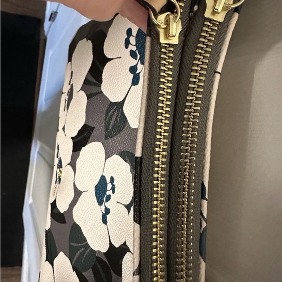 Liz Claiborne Black and Cream Floral Crossbody Bag - Picture 5 of 9